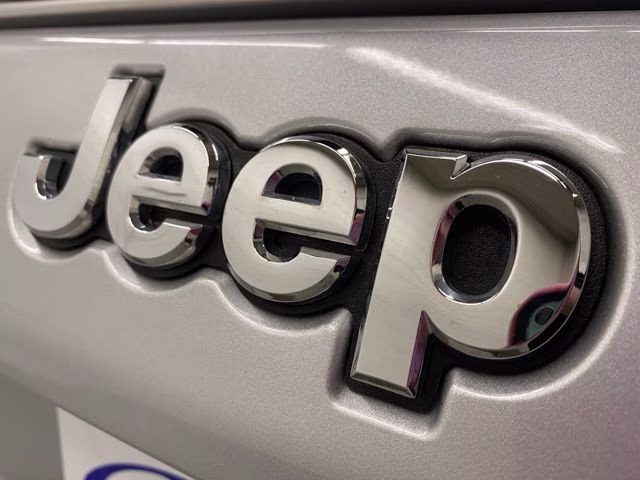 2025 Silver Zynith Metallic Clearcoat Jeep Compass Limited 4X4 SUV