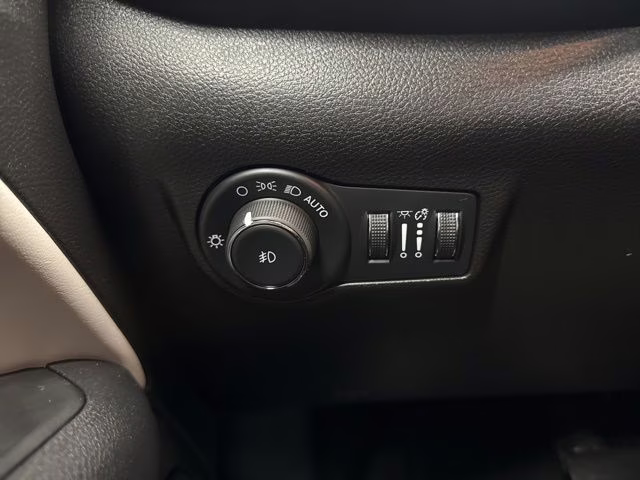 2025 Bright White Clearcoat Jeep Compass Limited 4X4 SUV