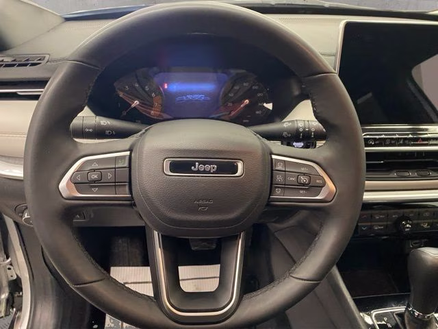 2025 Silver Zynith Metallic Clearcoat Jeep Compass Limited 4X4 SUV