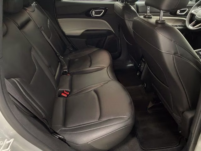 2025 Silver Zynith Metallic Clearcoat Jeep Compass Limited 4X4 SUV