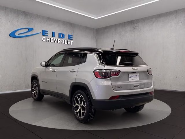 2025 Silver Zynith Metallic Clearcoat Jeep Compass Limited 4X4 SUV