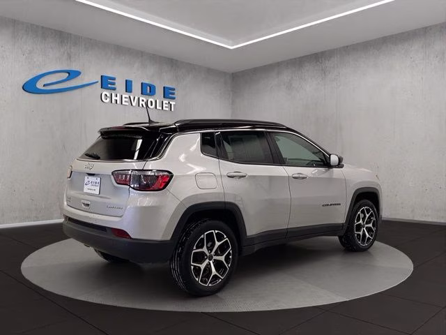 2025 Silver Zynith Metallic Clearcoat Jeep Compass Limited 4X4 SUV