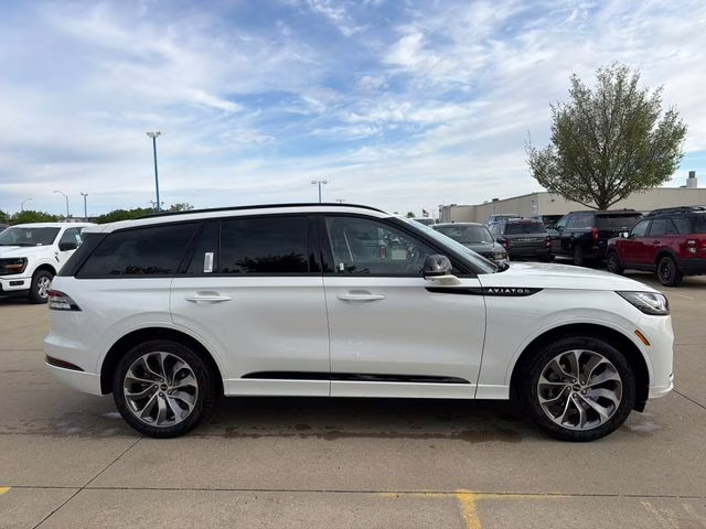 2026 Pristine White Metallic Tri-Coat Lincoln Aviator Premiere AWD SUV