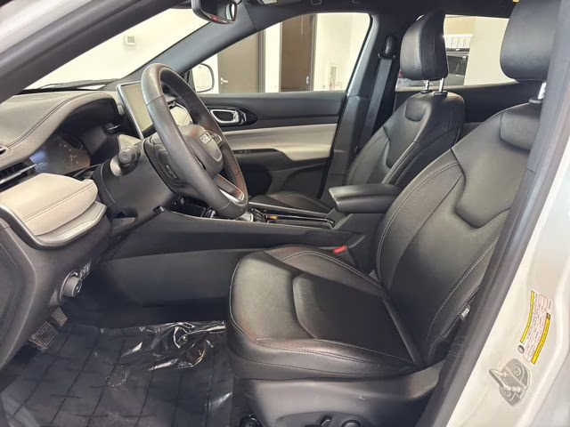 2025 Bright White Clearcoat Jeep Compass Limited 4X4 SUV