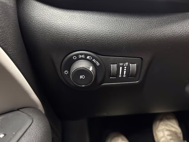 2025 Bright White Clearcoat Jeep Compass Limited 4X4 SUV