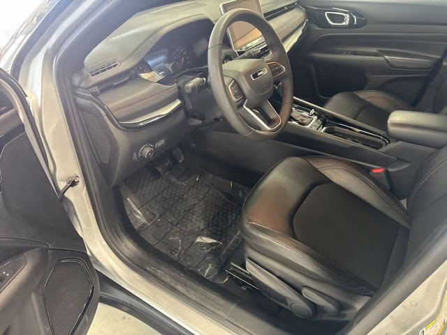 2025 Silver Zynith Metallic Clearcoat Jeep Compass Trailhawk 4X4 SUV