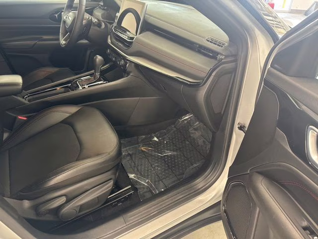 2025 Silver Zynith Metallic Clearcoat Jeep Compass Trailhawk 4X4 SUV