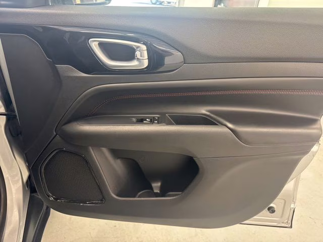 2025 Silver Zynith Metallic Clearcoat Jeep Compass Trailhawk 4X4 SUV