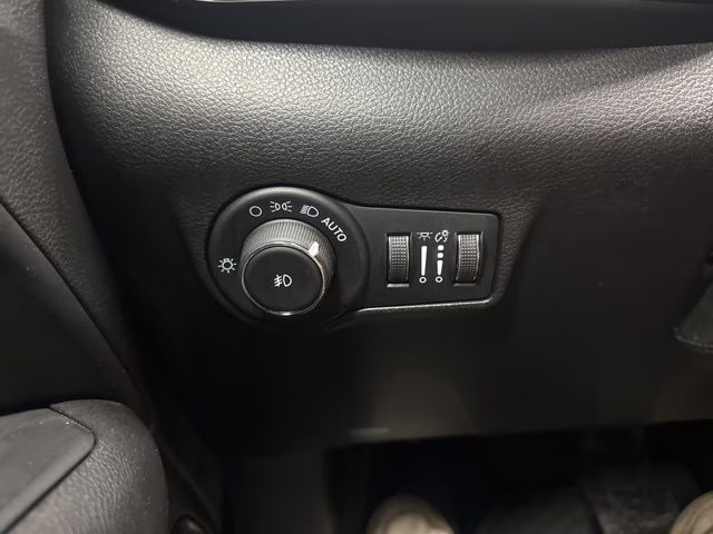 2025 Silver Zynith Metallic Clearcoat Jeep Compass Trailhawk 4X4 SUV