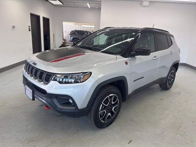 2025 Silver Zynith Metallic Clearcoat Jeep Compass Trailhawk 4X4 SUV