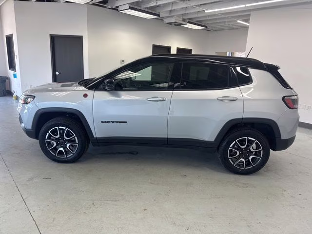 2025 Silver Zynith Metallic Clearcoat Jeep Compass Trailhawk 4X4 SUV