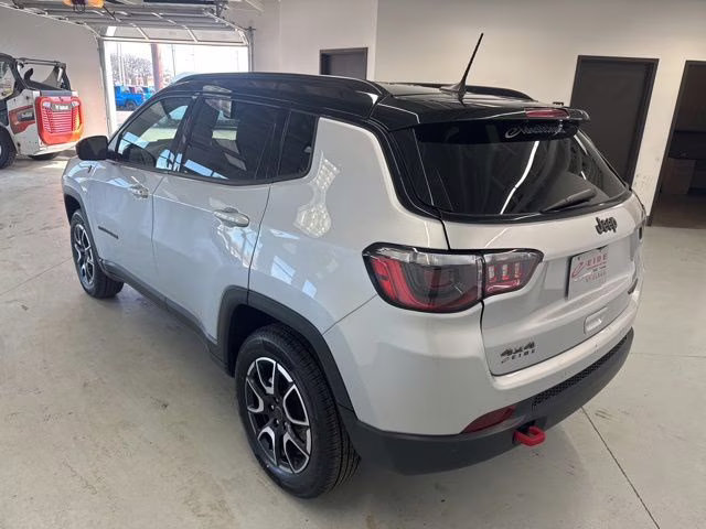 2025 Silver Zynith Metallic Clearcoat Jeep Compass Trailhawk 4X4 SUV