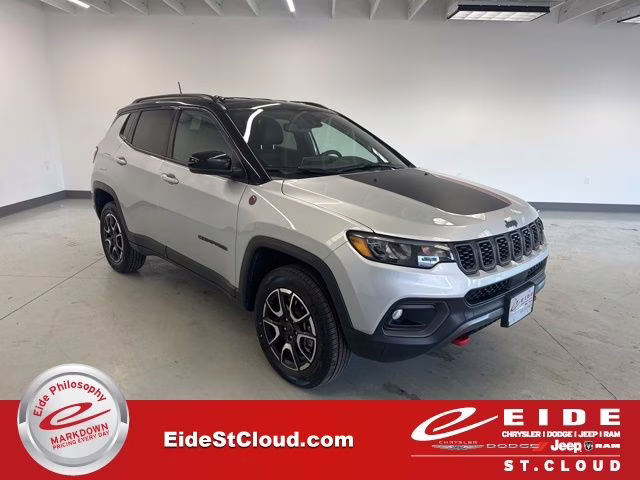 2025 Silver Zynith Metallic Clearcoat Jeep Compass Trailhawk 4X4 SUV