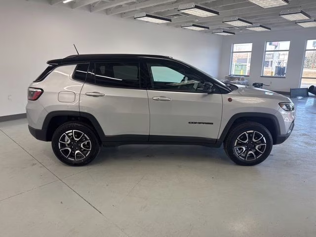 2025 Silver Zynith Metallic Clearcoat Jeep Compass Trailhawk 4X4 SUV