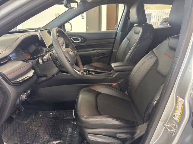 2025 Silver Zynith Metallic Clearcoat Jeep Compass Trailhawk 4X4 SUV