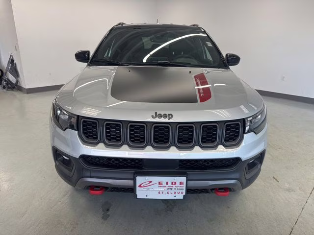 2025 Silver Zynith Metallic Clearcoat Jeep Compass Trailhawk 4X4 SUV