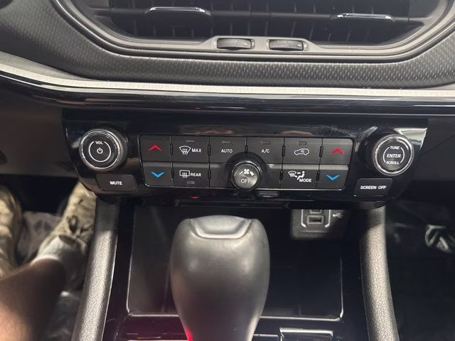 2025 Silver Zynith Metallic Clearcoat Jeep Compass Trailhawk 4X4 SUV