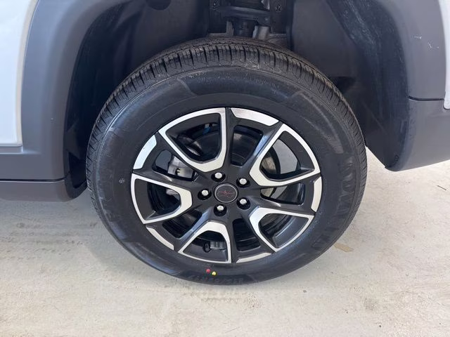 2025 Silver Zynith Metallic Clearcoat Jeep Compass Trailhawk 4X4 SUV