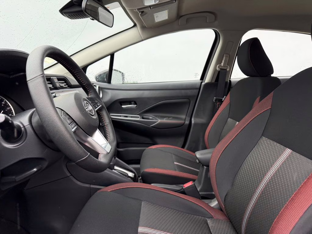 2025 Super Black Metallic Nissan Versa 1.6 SR FWD Sedan