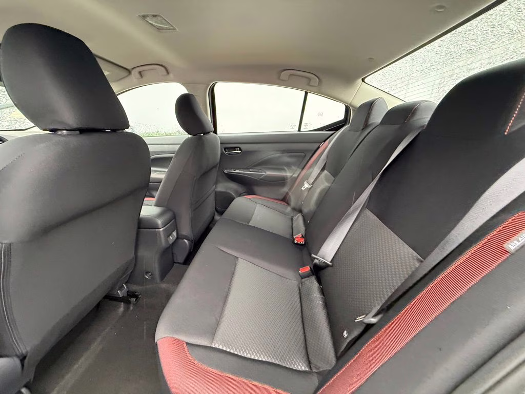 2025 Super Black Metallic Nissan Versa 1.6 SR FWD Sedan