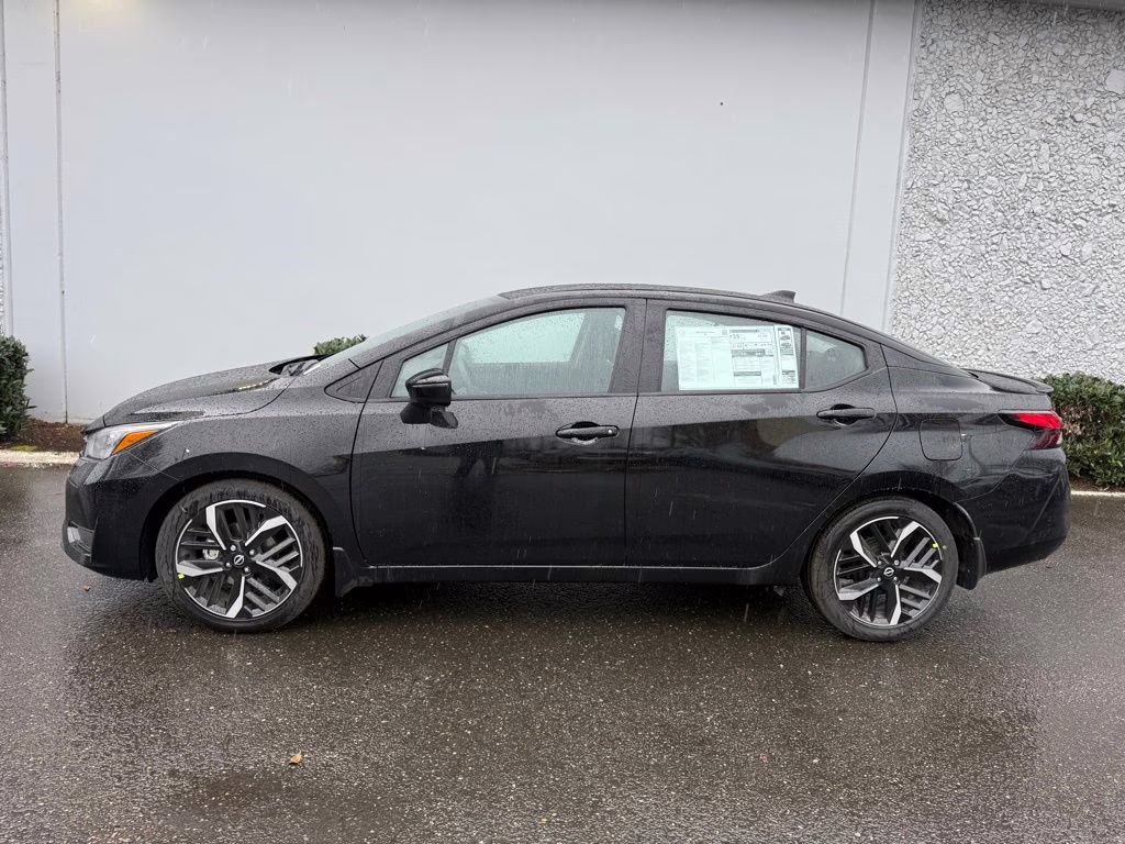 2025 Super Black Metallic Nissan Versa 1.6 SR FWD Sedan