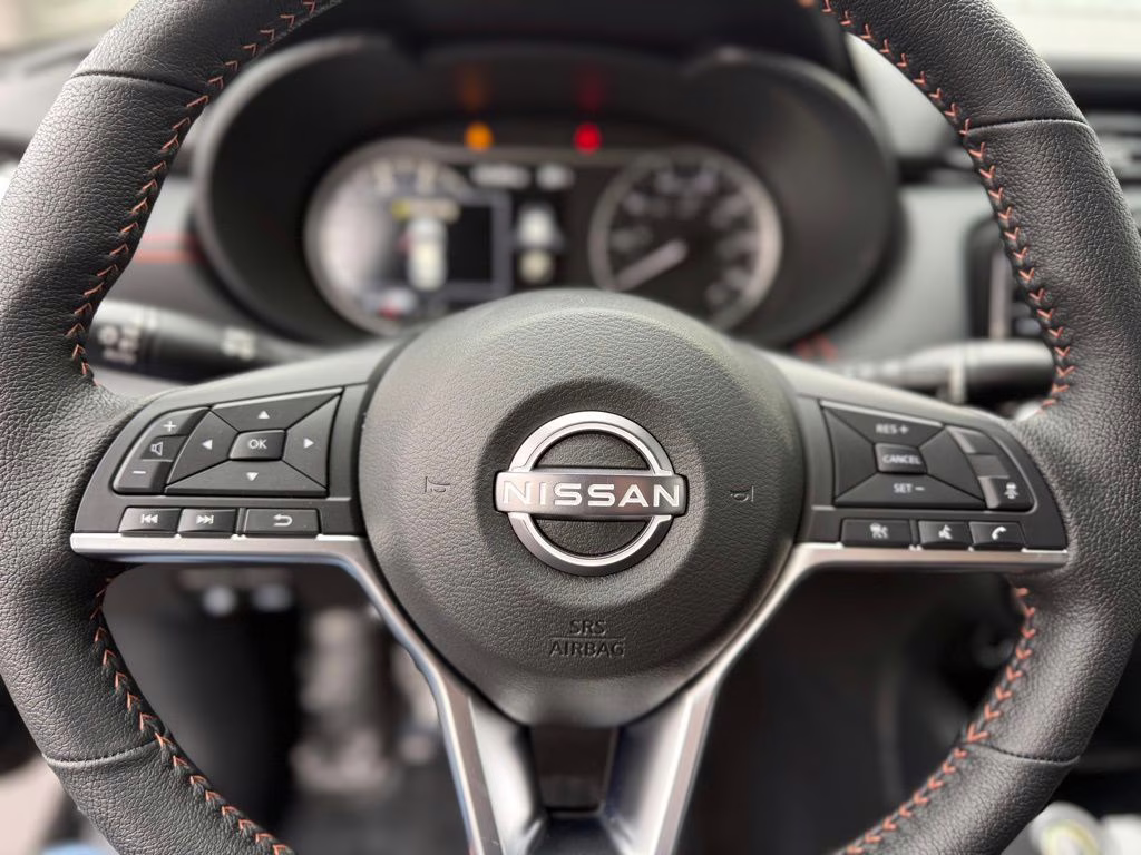 2025 Super Black Metallic Nissan Versa 1.6 SR FWD Sedan