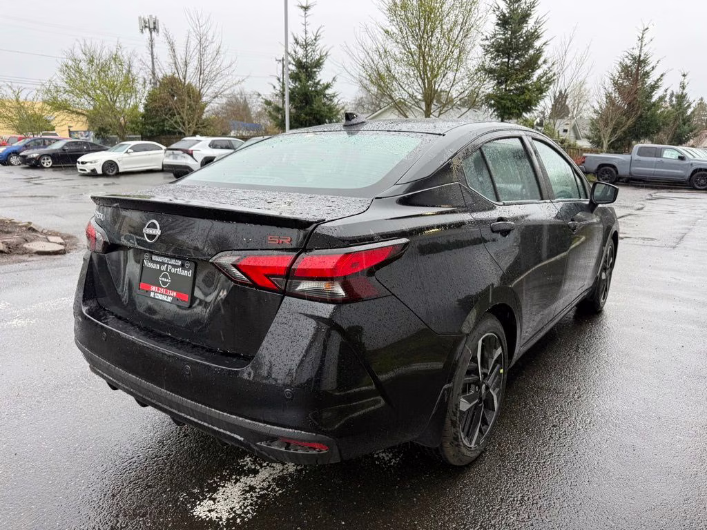 2025 Super Black Metallic Nissan Versa 1.6 SR FWD Sedan