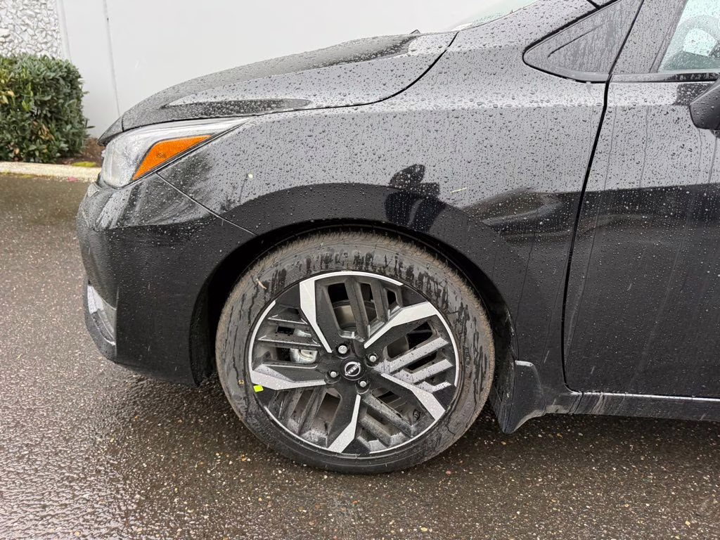 2025 Super Black Metallic Nissan Versa 1.6 SR FWD Sedan