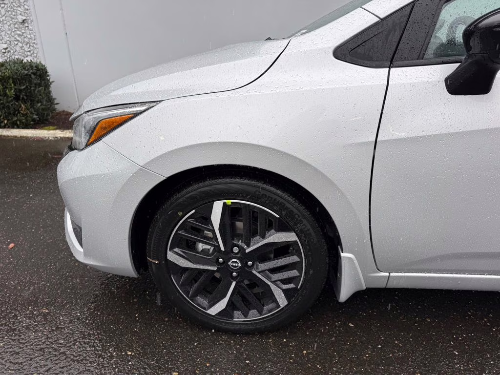 2025 Brilliant Silver Metallic Nissan Versa 1.6 SR FWD Sedan