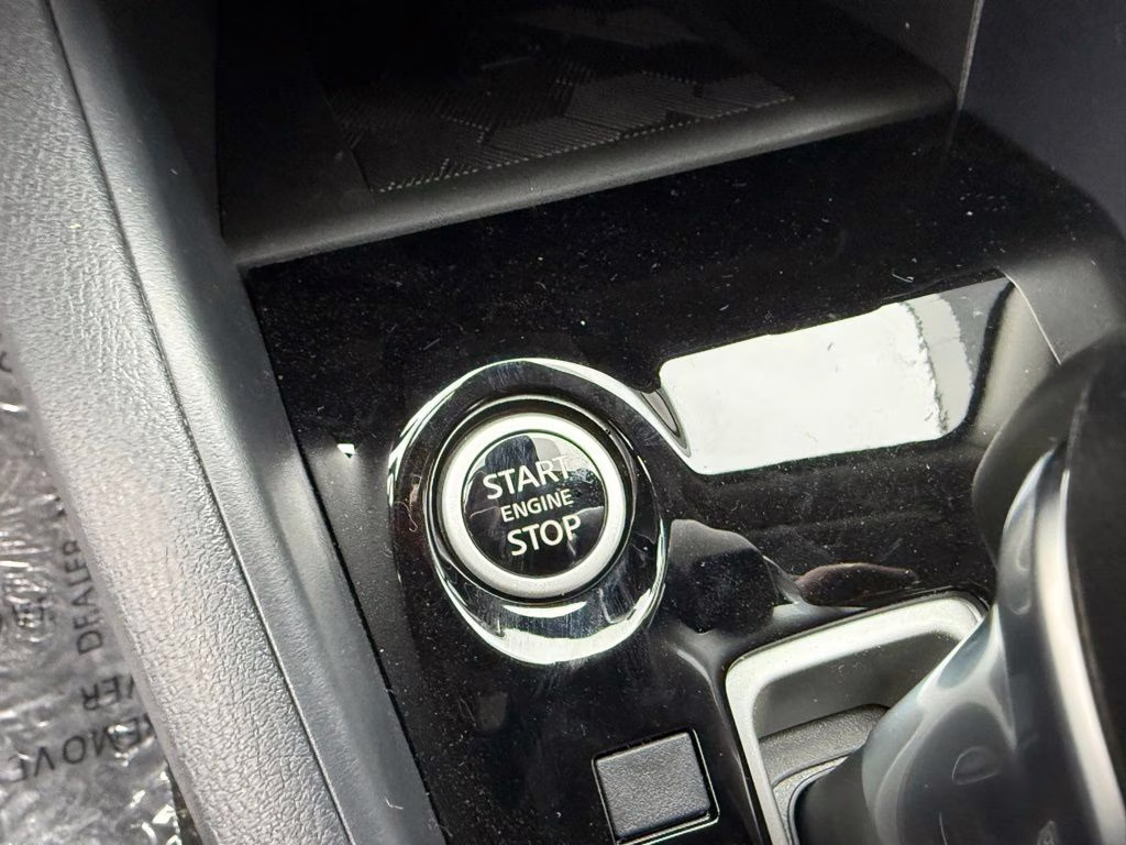 2025 Brilliant Silver Metallic Nissan Versa 1.6 SR FWD Sedan