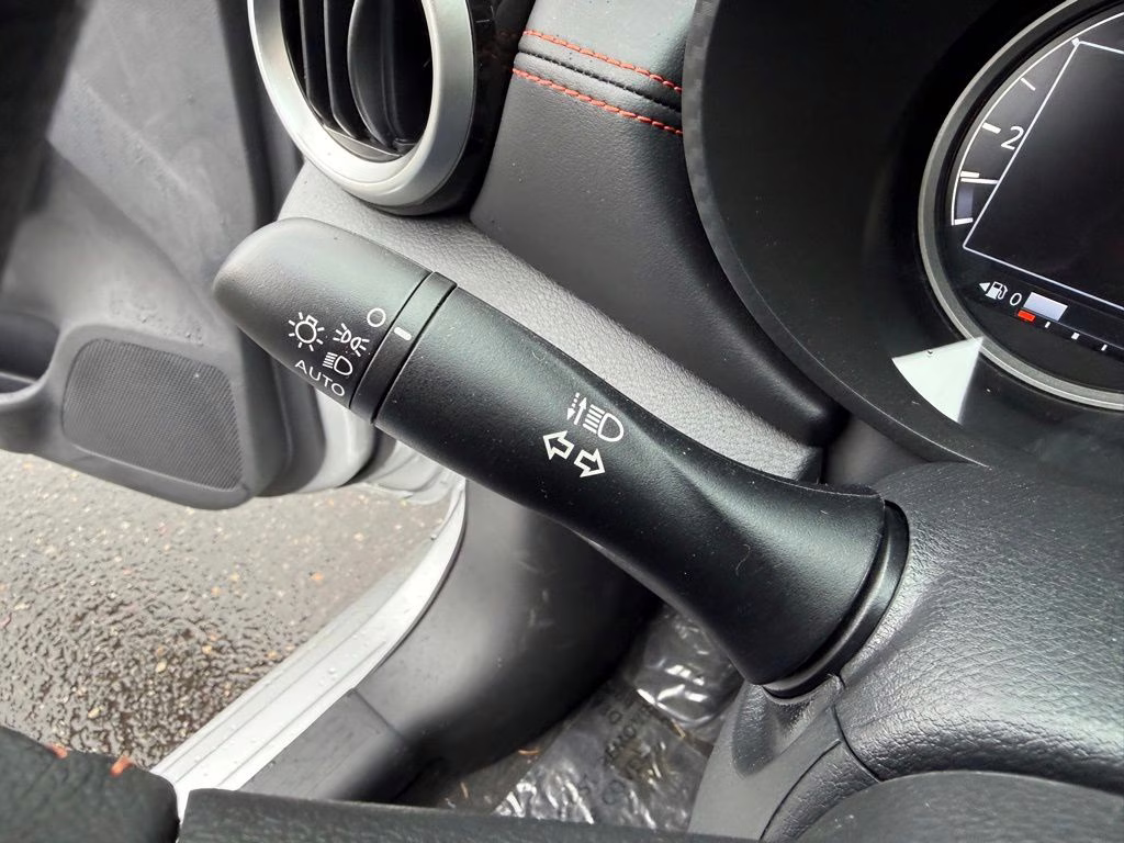 2025 Brilliant Silver Metallic Nissan Versa 1.6 SR FWD Sedan