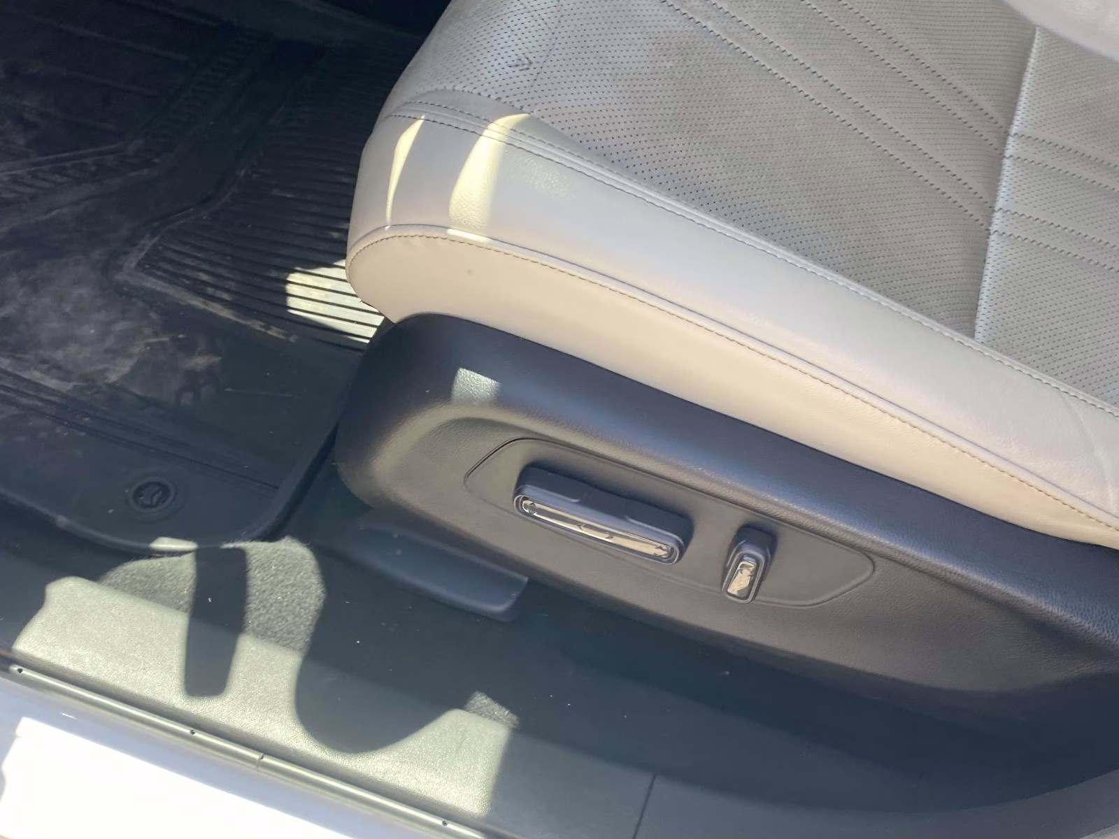 2023 White Honda HR-V EX-L FWD SUV