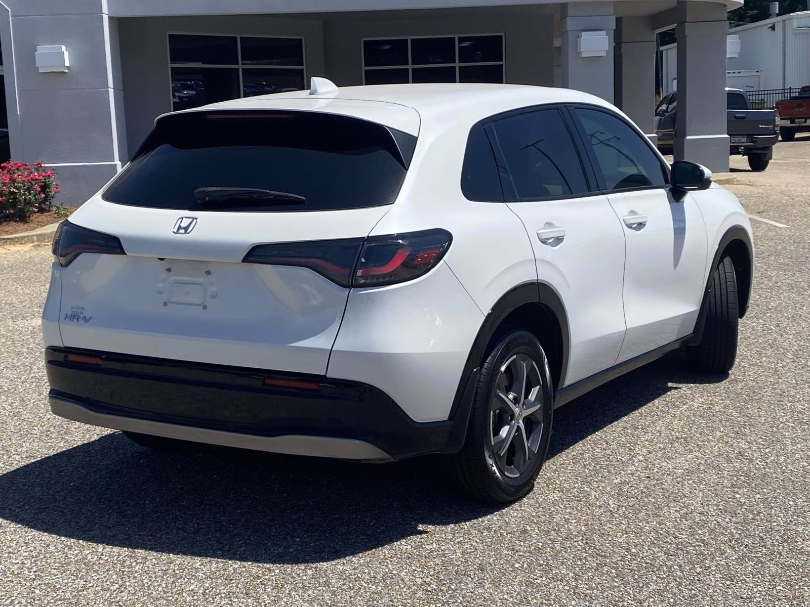 2023 White Honda HR-V EX-L FWD SUV