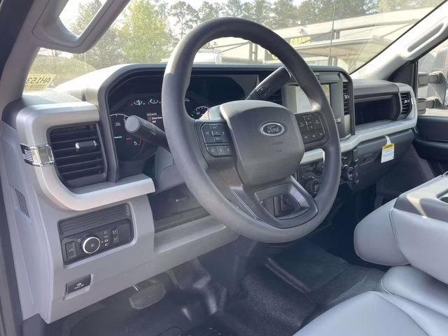 2026 Oxford White Ford Super Duty F-350 DRW XL 4X4 Truck