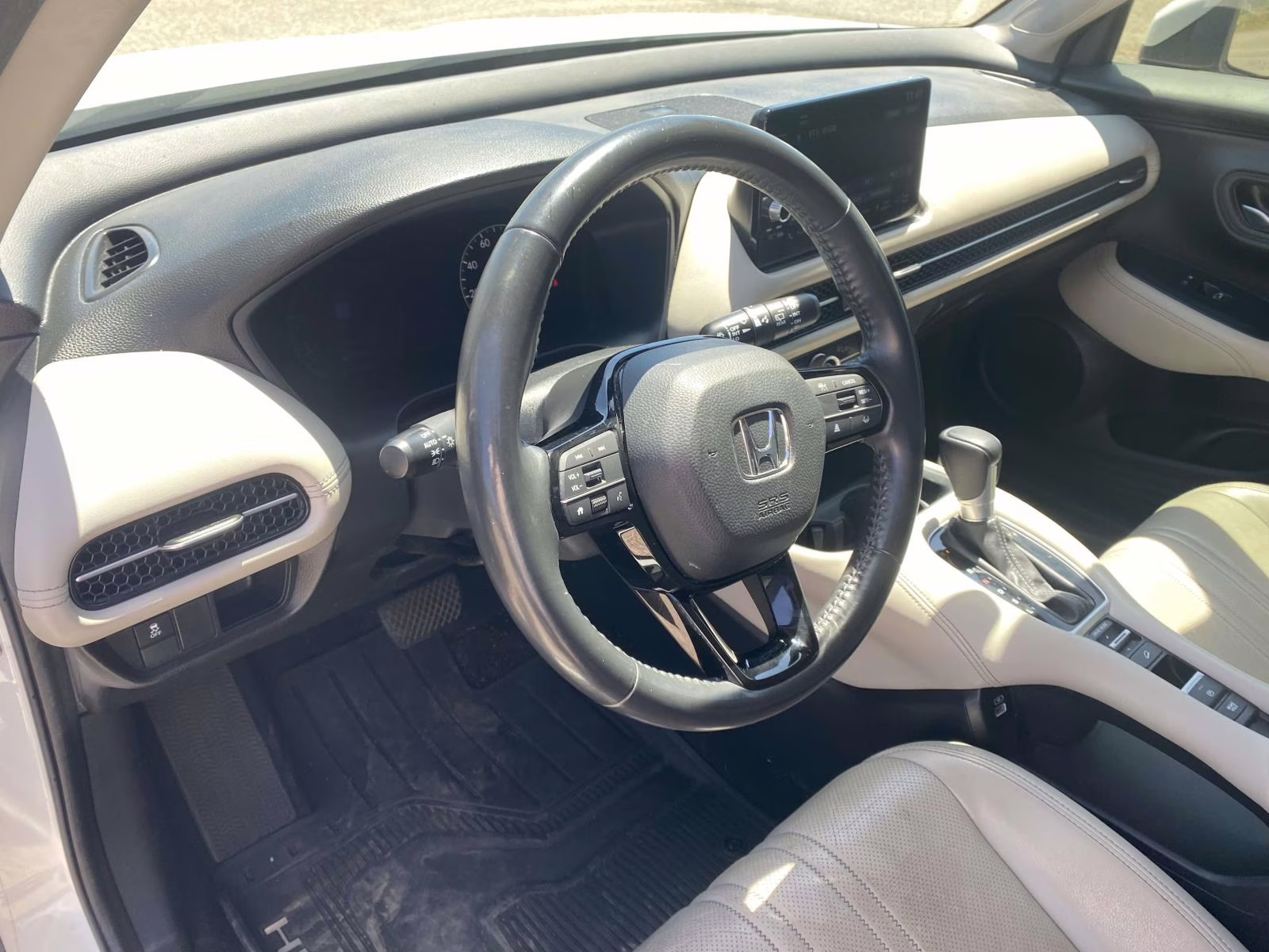 2023 White Honda HR-V EX-L FWD SUV