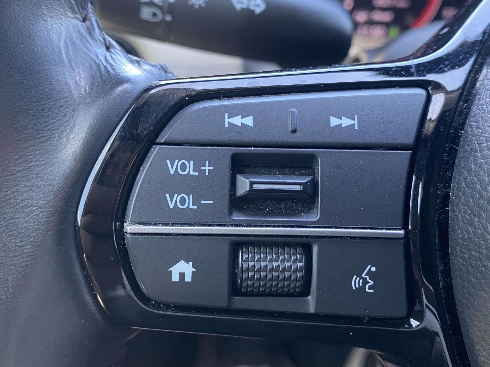 2023 White Honda HR-V EX-L FWD SUV