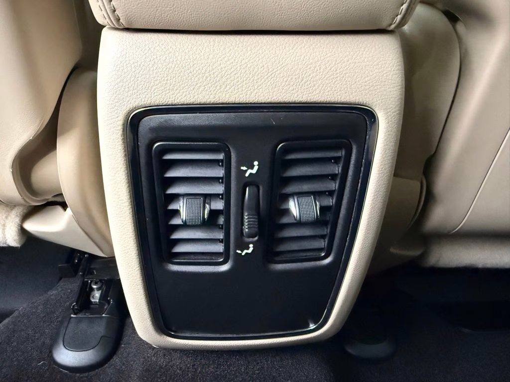 2022 Diamond Black Crystal Pearlcoat Jeep Grand Cherokee WK Laredo E 4X4 SUV