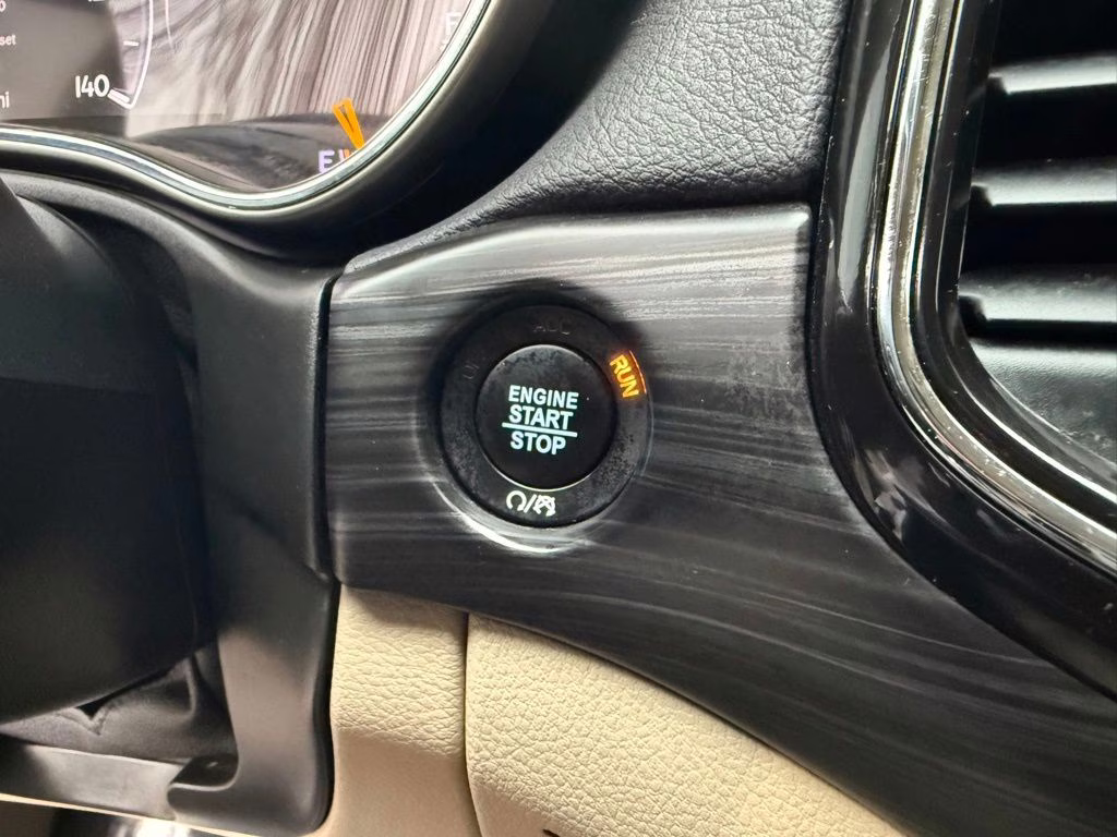 2022 Diamond Black Crystal Pearlcoat Jeep Grand Cherokee WK Laredo E 4X4 SUV