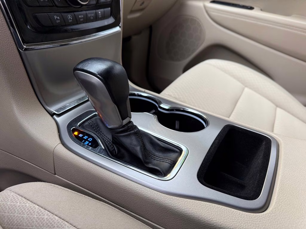 2022 Diamond Black Crystal Pearlcoat Jeep Grand Cherokee WK Laredo E 4X4 SUV