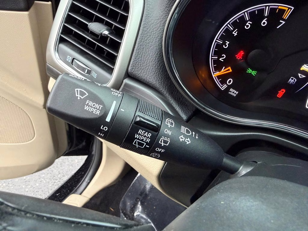 2022 Diamond Black Crystal Pearlcoat Jeep Grand Cherokee WK Laredo E 4X4 SUV