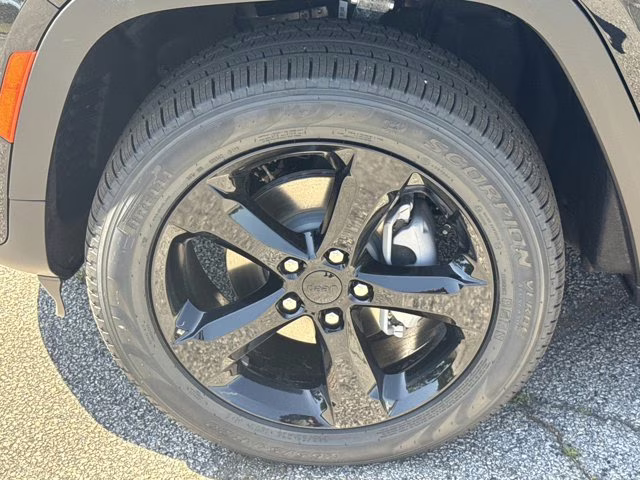 2026 Diamond Black Crystal Pearlcoat Jeep Grand Cherokee Limited 4X4 SUV