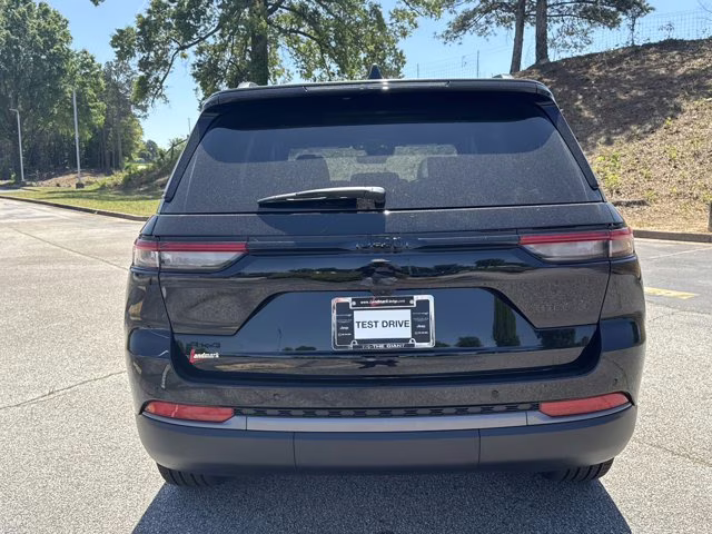 2026 Diamond Black Crystal Pearlcoat Jeep Grand Cherokee Limited 4X4 SUV