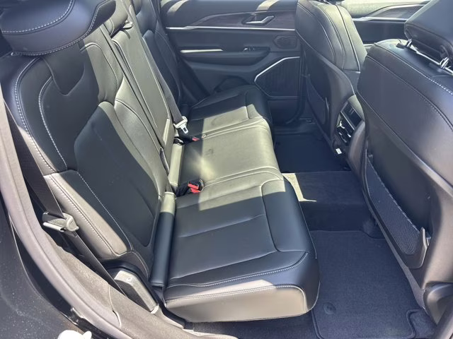 2026 Diamond Black Crystal Pearlcoat Jeep Grand Cherokee Limited 4X4 SUV