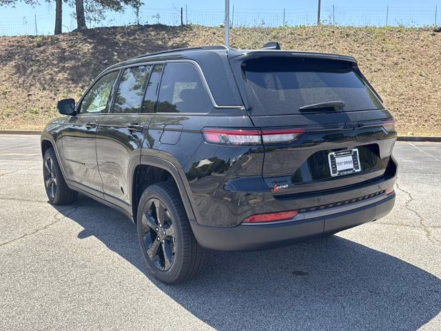 2026 Diamond Black Crystal Pearlcoat Jeep Grand Cherokee Limited 4X4 SUV