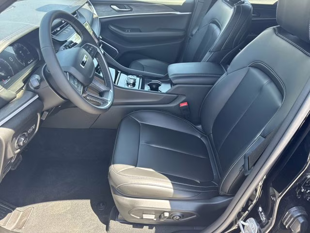 2026 Diamond Black Crystal Pearlcoat Jeep Grand Cherokee Limited 4X4 SUV