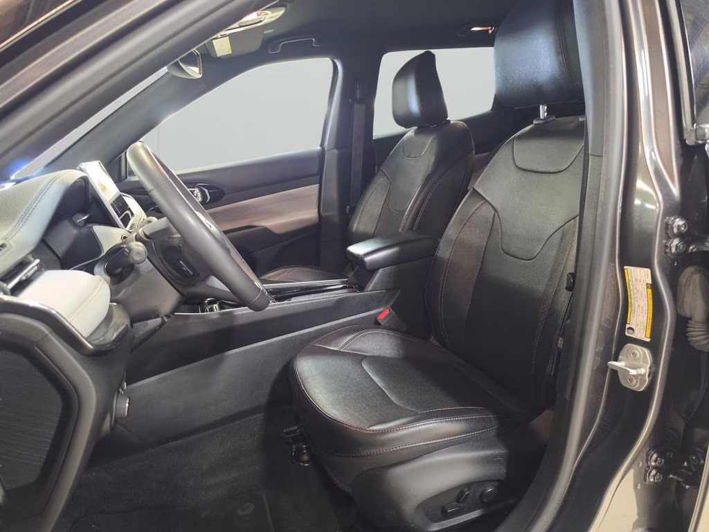 2023 Granite Crystal Metallic Clearcoat Jeep Compass Limited 4X4 SUV