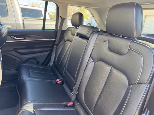 2023 Diamond Black Crystal Pearlcoat Jeep Grand Cherokee Limited 4X4 SUV