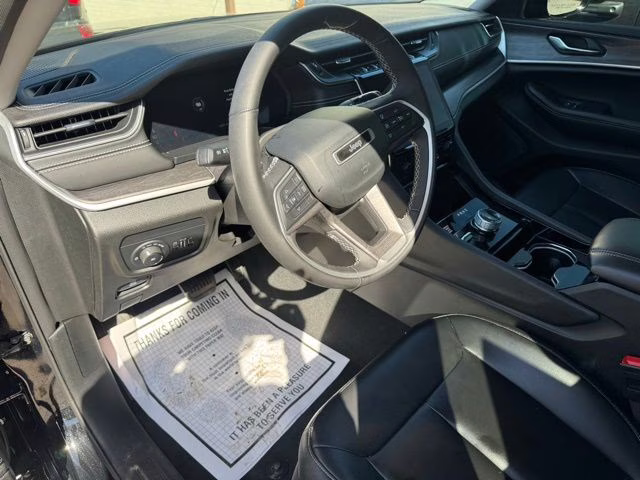 2023 Diamond Black Crystal Pearlcoat Jeep Grand Cherokee Limited 4X4 SUV