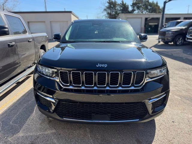 2023 Diamond Black Crystal Pearlcoat Jeep Grand Cherokee Limited 4X4 SUV