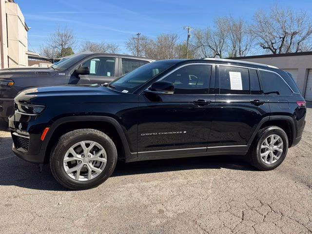 2023 Diamond Black Crystal Pearlcoat Jeep Grand Cherokee Limited 4X4 SUV
